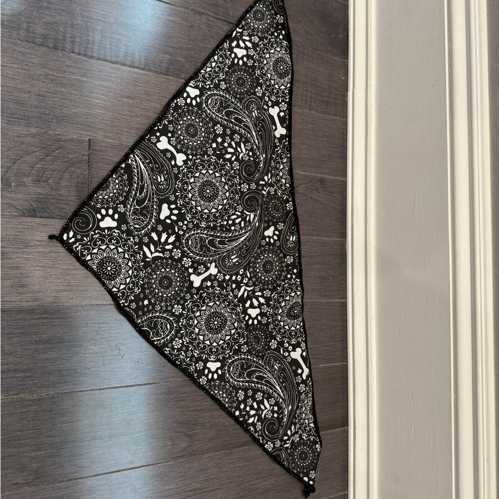 🎉HP🎊 Black and White Paisley Dog Pet Bandana for Medium/Large Dog - Picture 1 of 3